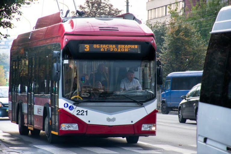 Франківка скаржиться на горе-водія, котрий не пустив її дитину до салону маршрутки