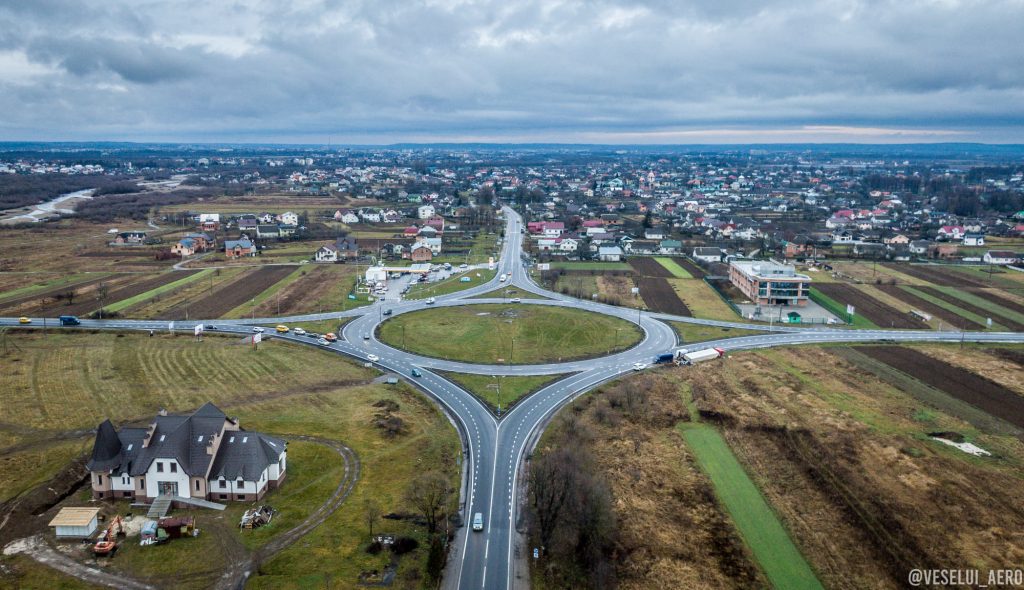 На кільці у Чернієві перекинулась вантажівка ФОТО