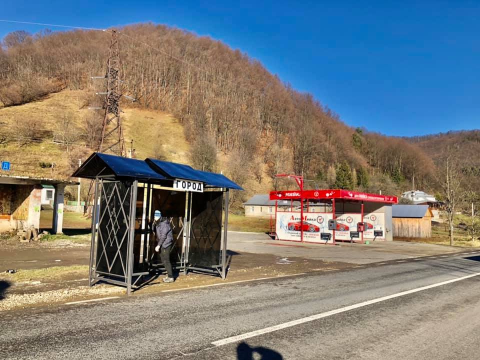 На Косівщині шквальний вітер повалив автобусну зупинку ФОТО