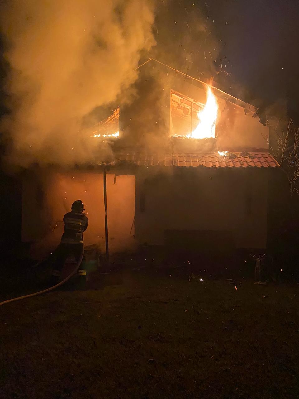 Два десятки вогнеборців гасили пожежу у цегляній будівлі на Сахарова