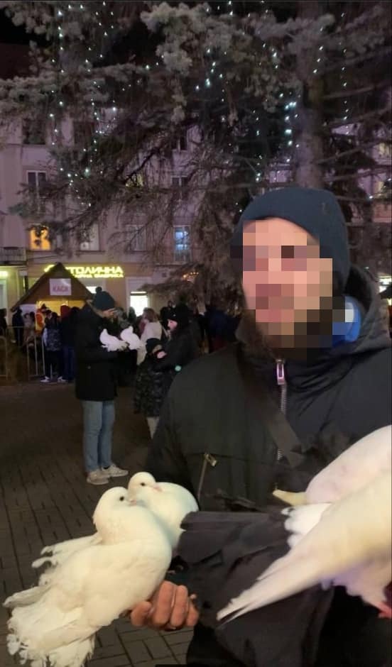 У центрі Франківська затримали горе-підприємців з голубами ФОТО