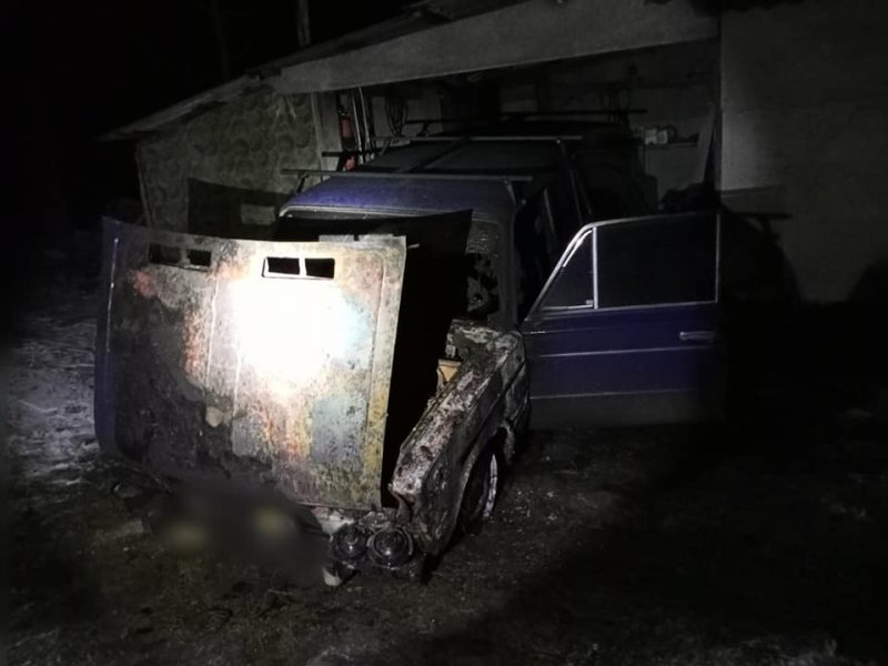 На Прикарпатті невідомі за ніч підпалили два будинки та авто ФОТО