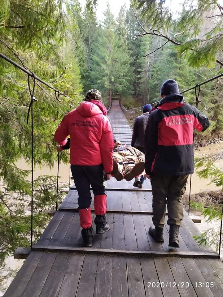 На Прикарпатті врятували водія лісовоза, якому стало зле за кермом ФОТО