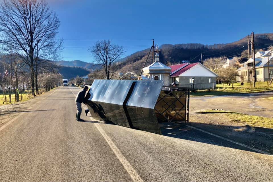 На Косівщині шквальний вітер повалив автобусну зупинку ФОТО