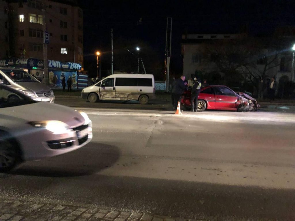 Через ДТП на Тисменицькій утворились затори, відомо про пошкодження декількох авто ФОТО