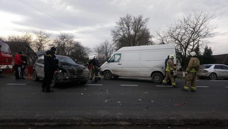 На Прикарпатті мікроавтобус врізався у легковик: є постраждалі ФОТО