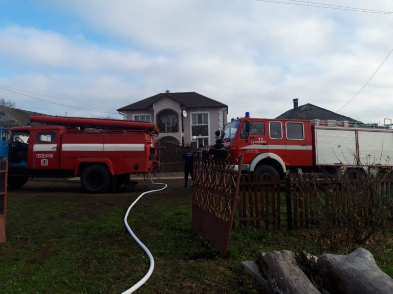 Вогнеборці гасили пожежу будинку на Снятинщині ФОТО