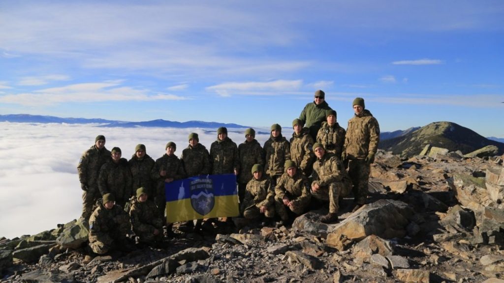 Молоде поповнення прикарпатських "едельвейсів" підкорило свою першу карпатську вершину