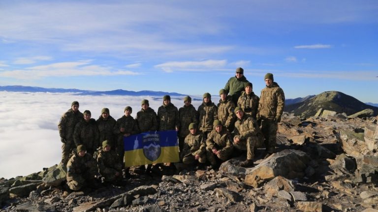 Молоде поповнення прикарпатських "едельвейсів" підкорило свою першу карпатську вершину