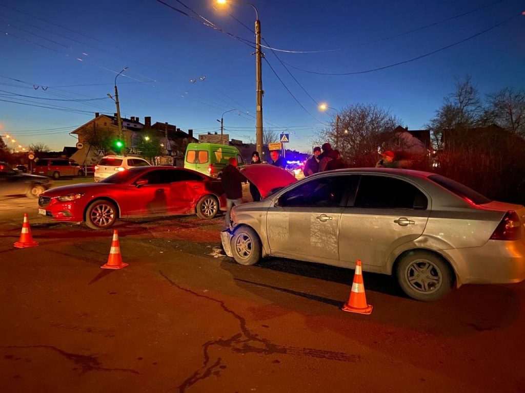 Стали відомими подробиці вчорашньої ДТП на Тисменицькій, де зіткнулося відразу 5 автомобілів та травмувалася одна особа ФОТО