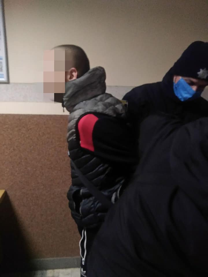 Неадекватний рецидивіст намагався прорватися до Центральної міської клінічної лікарні в Івано-Франківську ФОТО