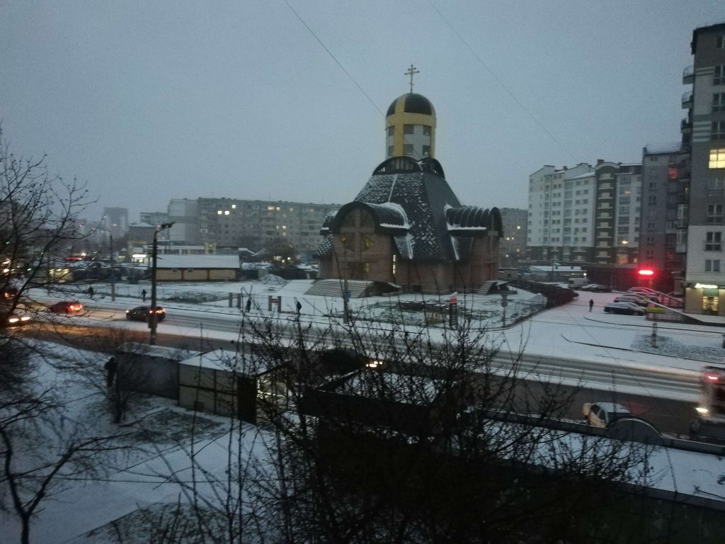 Івано-Франківськ закурює снігом - під сніговим покровом ожеледиця ФОТО