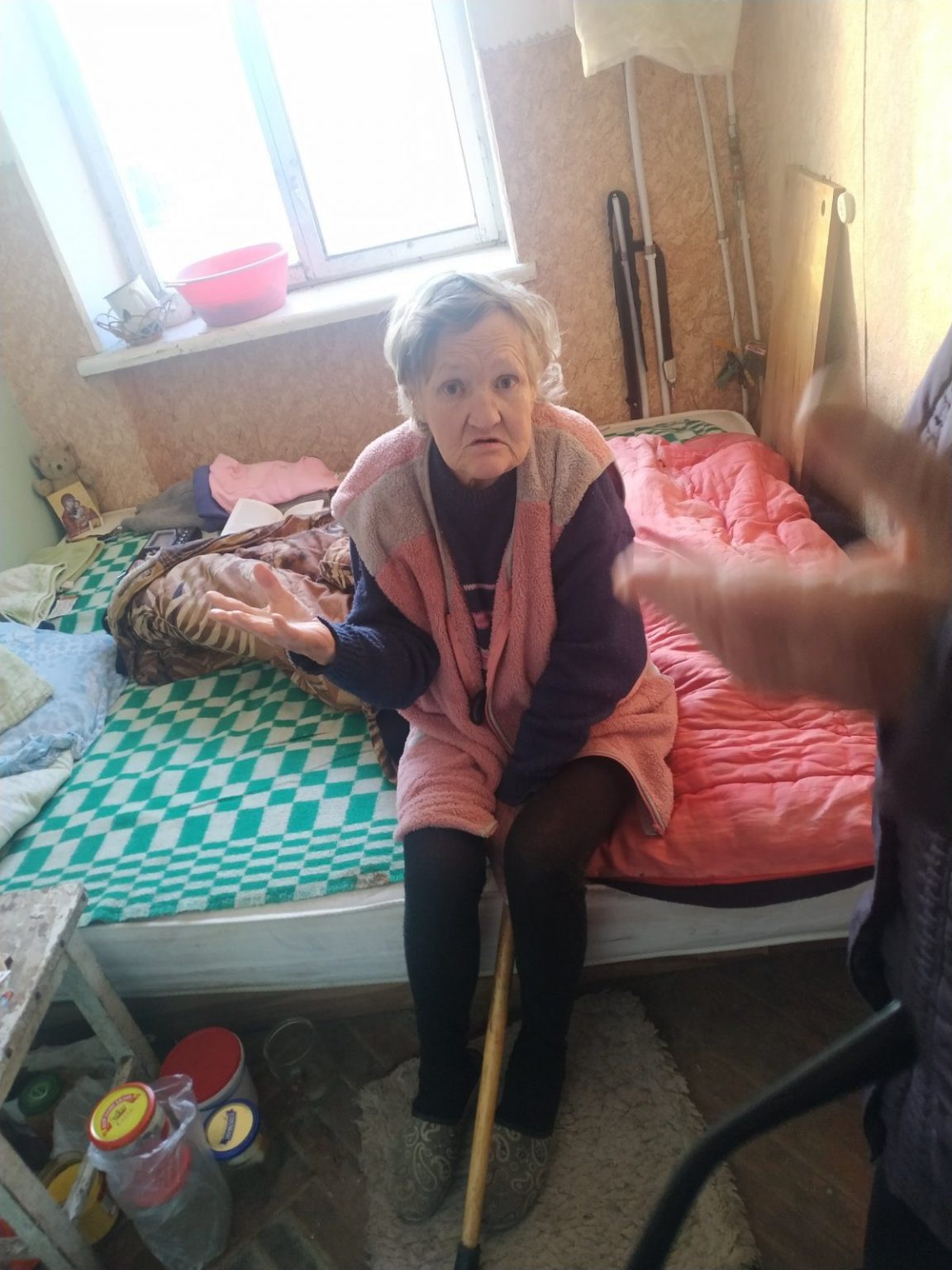 Ледь виживає: старенька прикарпатка залишилася без опалення, світла і газу