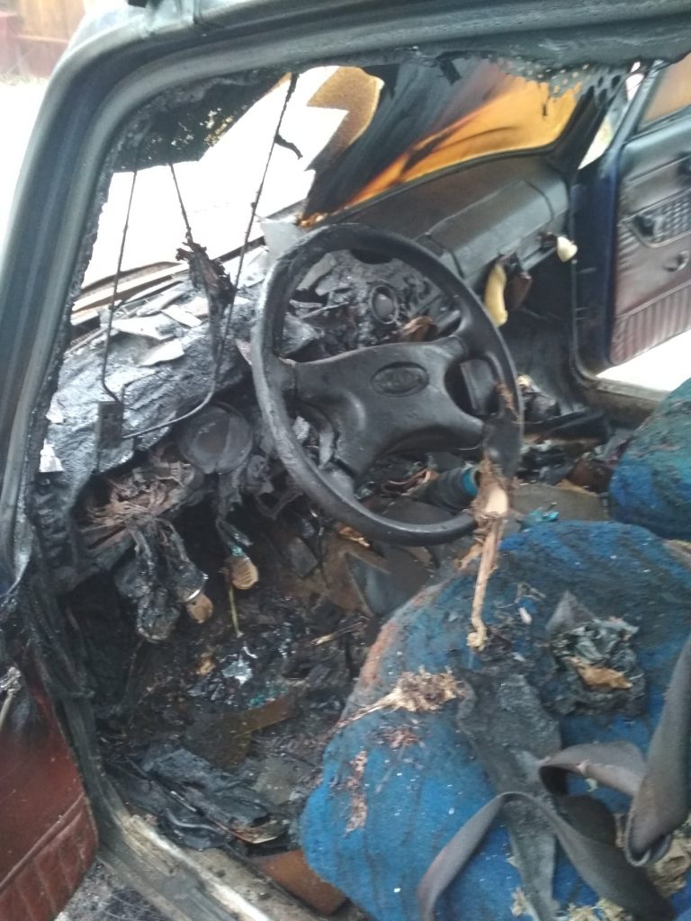 Родина із Богородчанщини, якій у ніч на понеділок спалили будинок і автомобіль, вважає це замахом на їхнє життя ФОТО