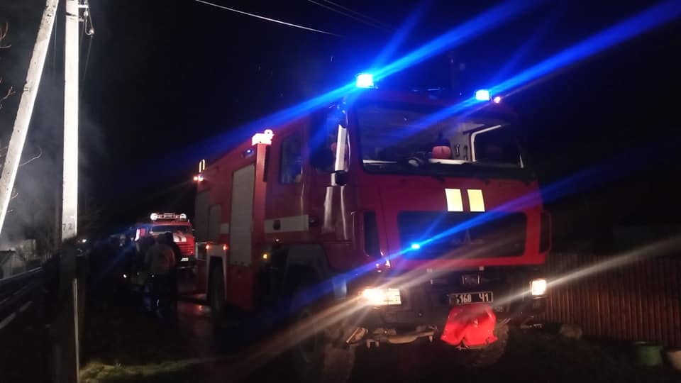 На Долинщині вогнеборці гасили пожежу будинку ФОТО