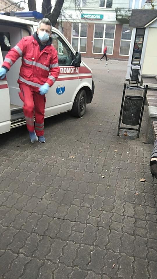 В центрі Івано-Франківська виявили чоловіка без свідомості ФОТО