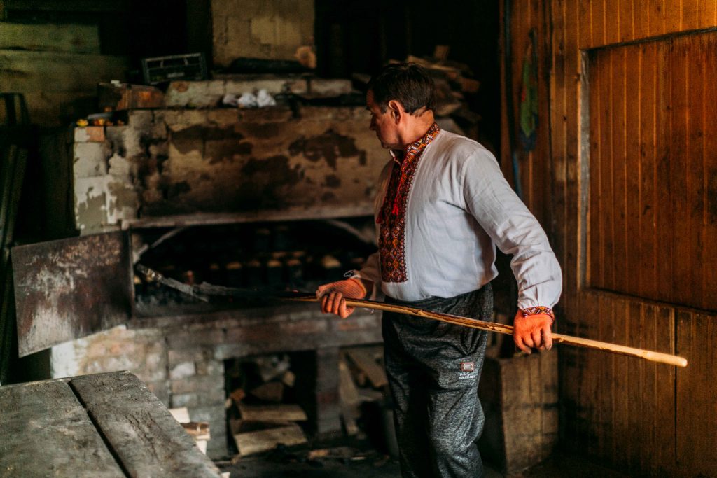 Як в Карпатах випікають гуцульський хліб ФОТО