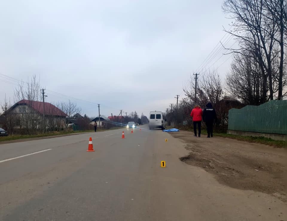 На в'їзді в Івано-Франківськ, під колесами автофургону, загинула жінка-пішохід ФОТО