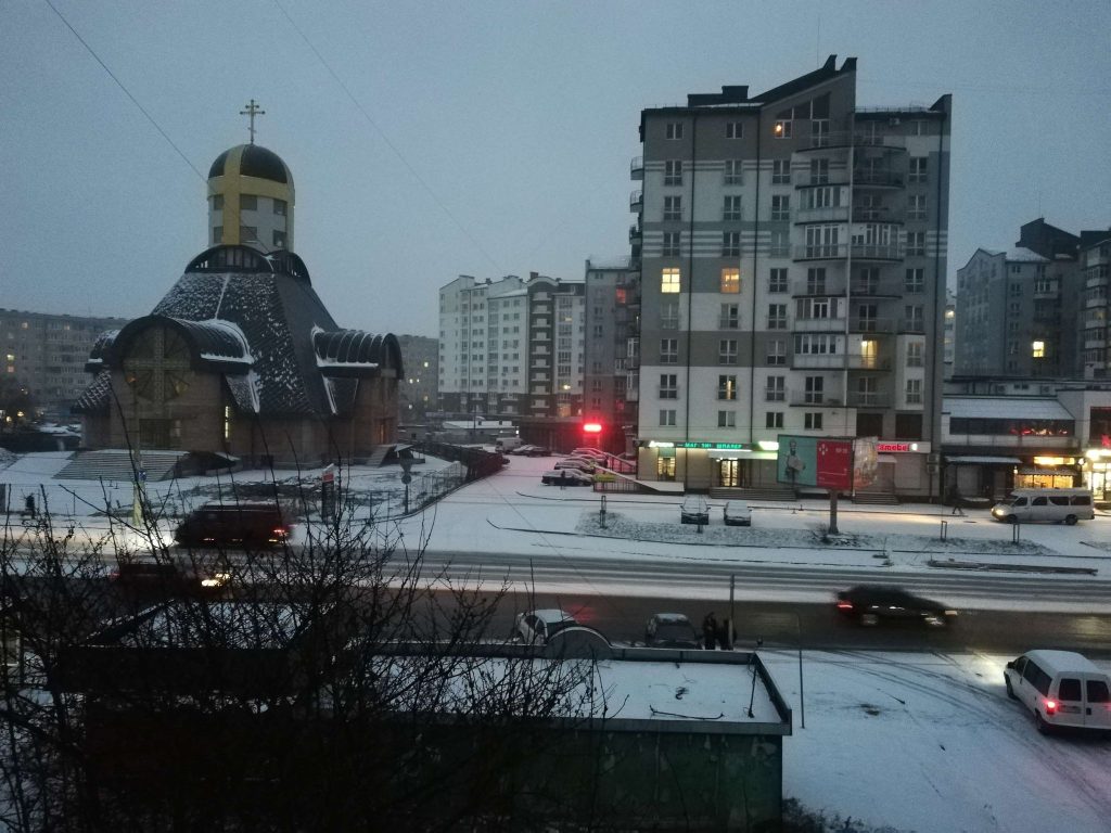 Івано-Франківськ закурює снігом - під сніговим покровом ожеледиця ФОТО