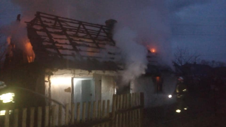 На Долинщині вогнеборці гасили пожежу будинку ФОТО