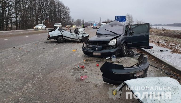 Прикарпатка не впоралася із керуванням автомобілем - як наслідок зіткнення і п'ятеро осіб травмовано