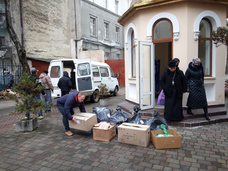 Франківські священники з волонтерами передали від Миколая подарунки ув'язненим