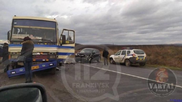 Рейсовий автобус сполученням Івано-Франківськ-Львів потрапив у серйозну ДТП