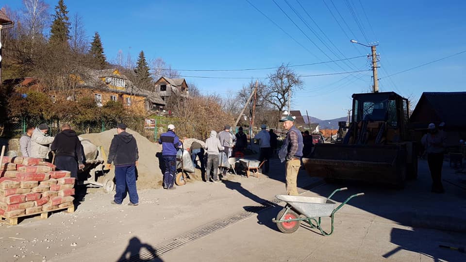 В Яремче мешканці змушені самостійно ремонтувати дороги