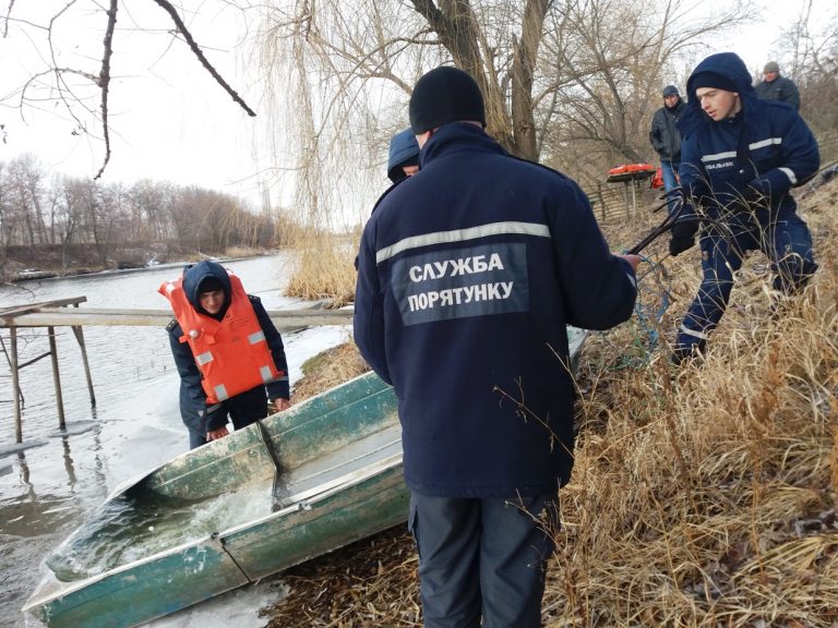 На Прикарпатті із річки витягнули тіло місцевого мешканця - причину смерті встановить слідство