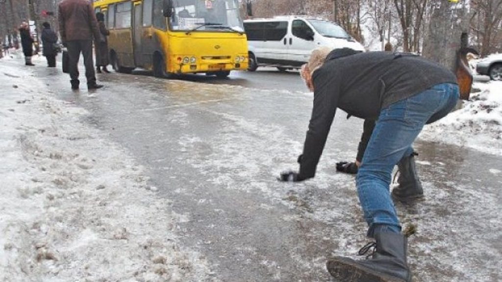 Як не травмуватися під час ожеледиці: поради прикарпатських фахівців