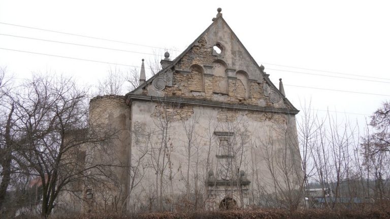 Зруйновані й оповиті легендами: як на Городенківщині дбають про костел та замок XVII століття