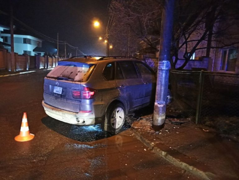 На Микитинецькій п'яний водій на елітному позашляховику врізався у паркан та електроопору ФОТО