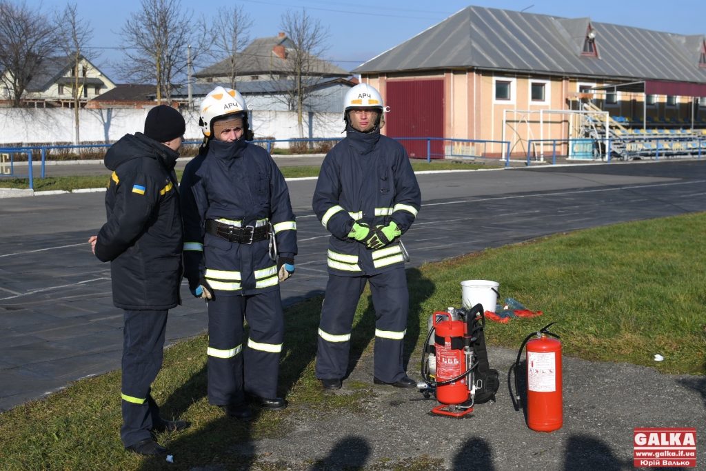 Франківські рятувальники розповіли, як безпечно встановити ялинку ФОТО та ВІДЕО