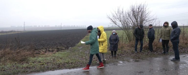 Виливають нечистоти на городи і дорогу: жителі прикарпатського села скаржаться на підприємство ВІДЕО