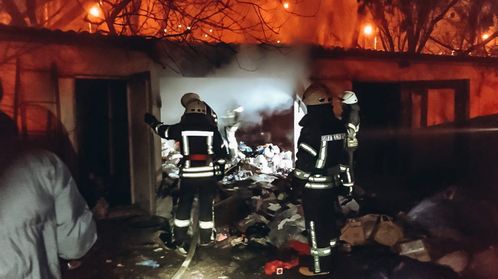 Сьогодні удосвіта на Прикарпатті спалахнув гараж і у ньому згорів автомобіль «Nissan» - причина займання наразі невідома