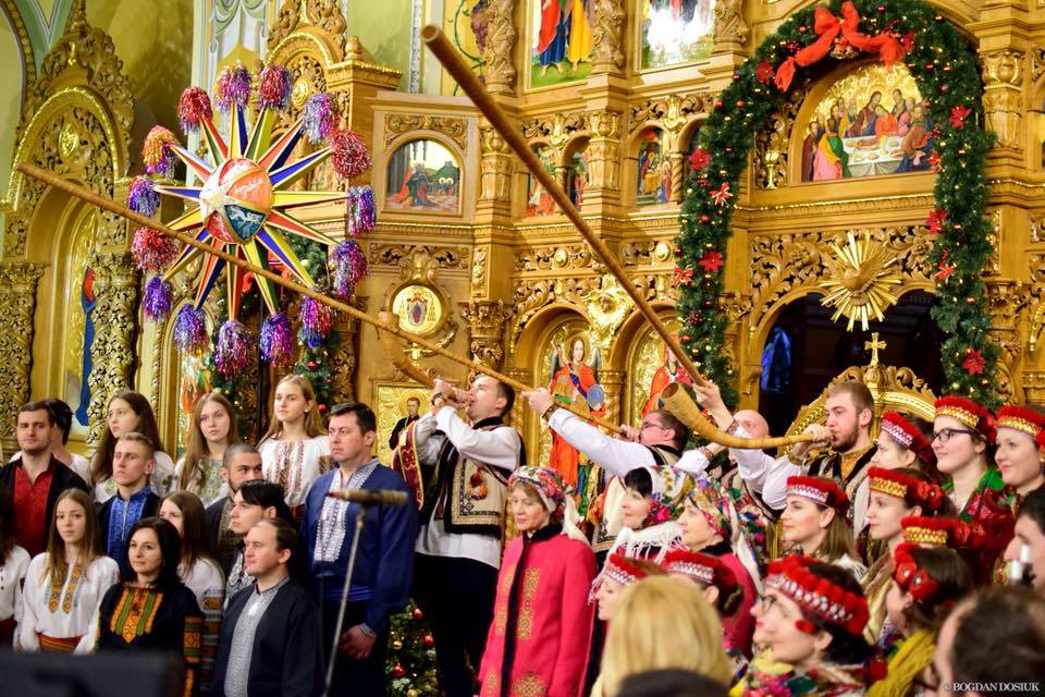 Для того, щоб у місті створити святкову атмосферу, у центральній частині Франківська встановлять фотозони. Щодо Нового року, каже Надія Загурська, усі вітання та концерти будуть проводити онлайн. Транслюватимуть концерт на екрані на Вічевому Майдані. “Як би ми не опиралися, розуміємо, що люди будуть виходити до ялинки. Люди мають дбати про себе самі. Ми концерт не робимо, бо не можна, і цим бережемо людей від неправильних кроків, – розповідає Надія Загурська. – Концерт буде цікавий: до Нового року транслюватимемо кліпи та привітання наших місцевих музикантів та співаків. Після 24-ї не дуже довго буде концерт українських виконавців”.