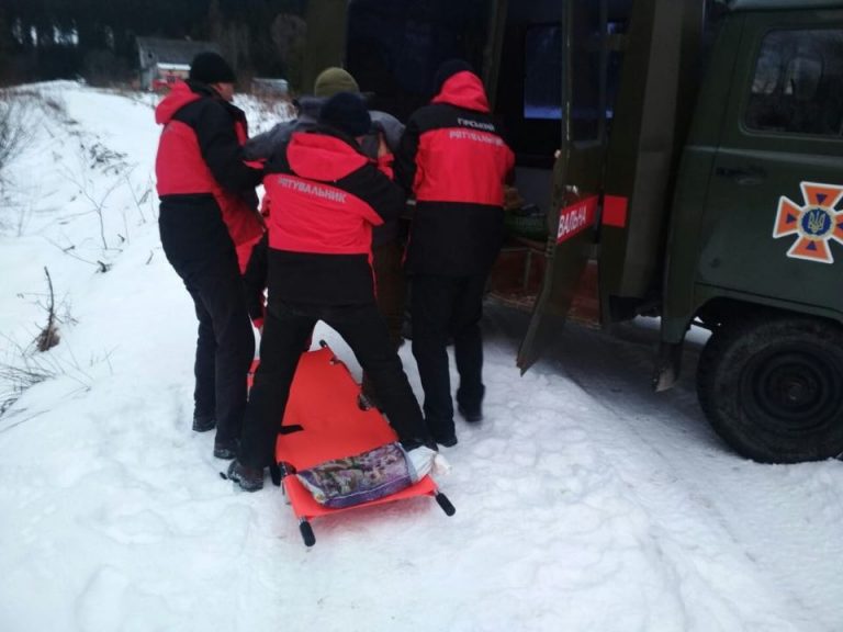 Гірські рятувальники надали допомогу туристу, який травмувався у Карпатах ФОТО