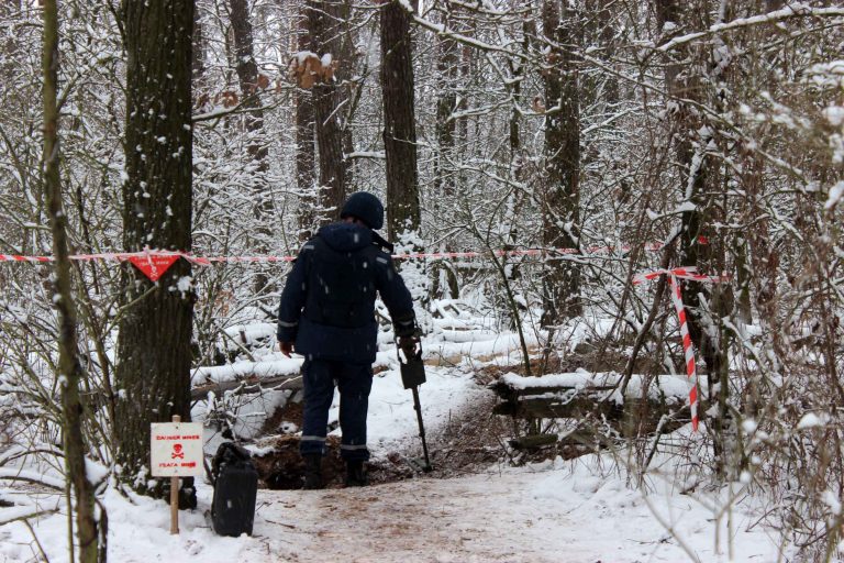 В районі одного із найвищих гірських перевалів Франківщини виявили небезпечну знахідку