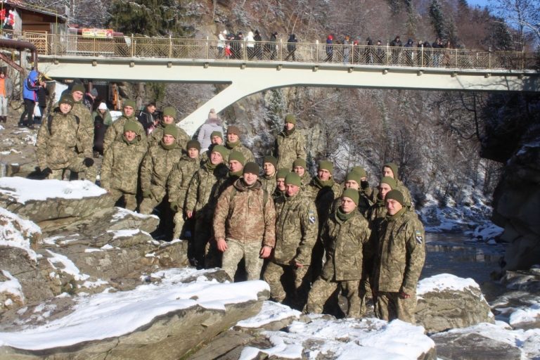 Прикарпатським військовим організували зимову мандрівку в Карпати