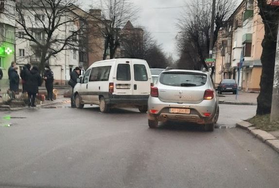 Через ДТП у центрі Франківська утворились затори ФОТО