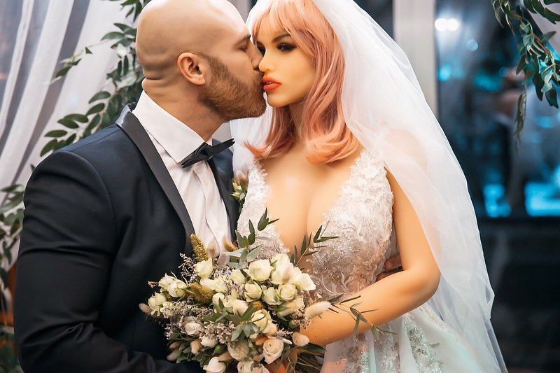 Курйоз: бодібілдер із українським корінням одружився на секс-ляльці ФОТО