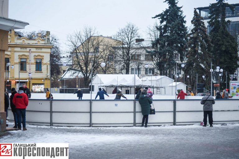 Під франківською Ратушею офіційно запрацювала ковзанка ФОТОРЕПОРТАЖ