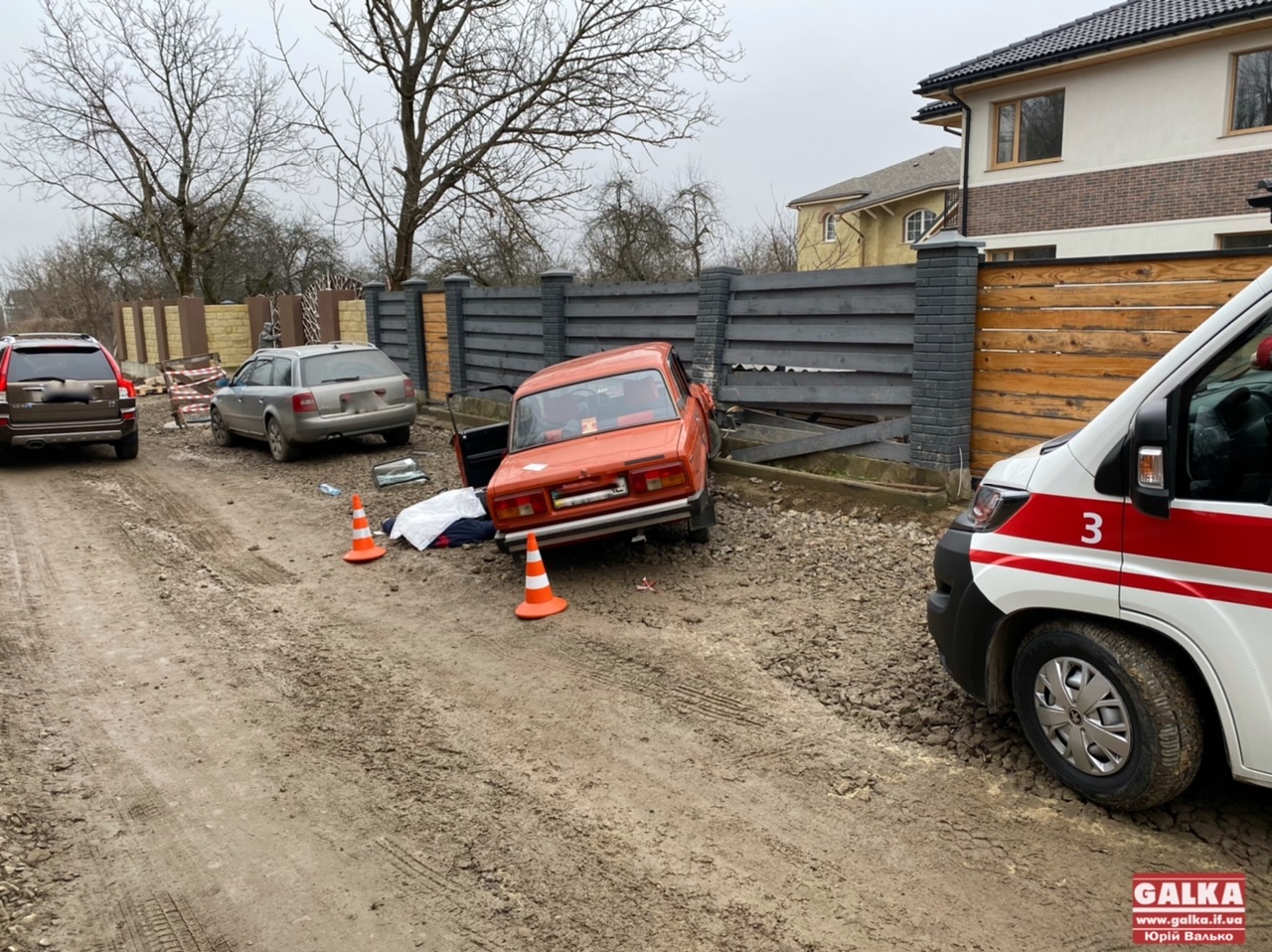 У Франківську водію стало зле за кермом - чоловік, врізавшись в огорожу, раптово помер ФОТО