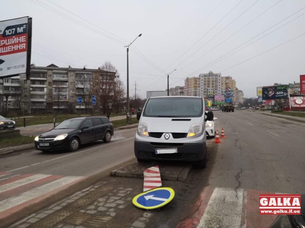 У Франківську водій врізався в острівець безпеки - уникав ДТП ФОТО та ВІДЕО