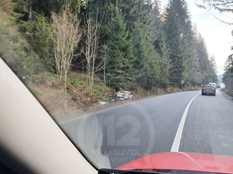 Перед поворотом на Буковель карколомна ДТП - авто з шаленою швидкістю злетіло з дороги в кювет і перекинулось ФОТО