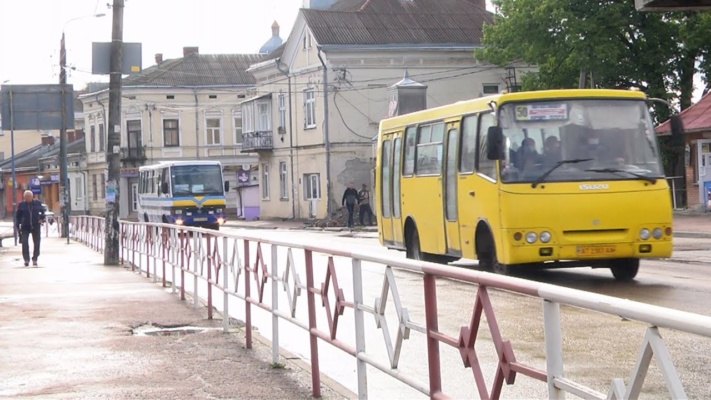 На Прикарпатті з матері загиблого Героя роками знущається водій маршрутки