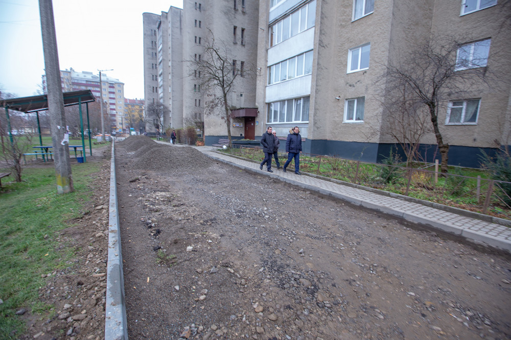 На «Позитроні» капітально ремонтують двір ФОТО