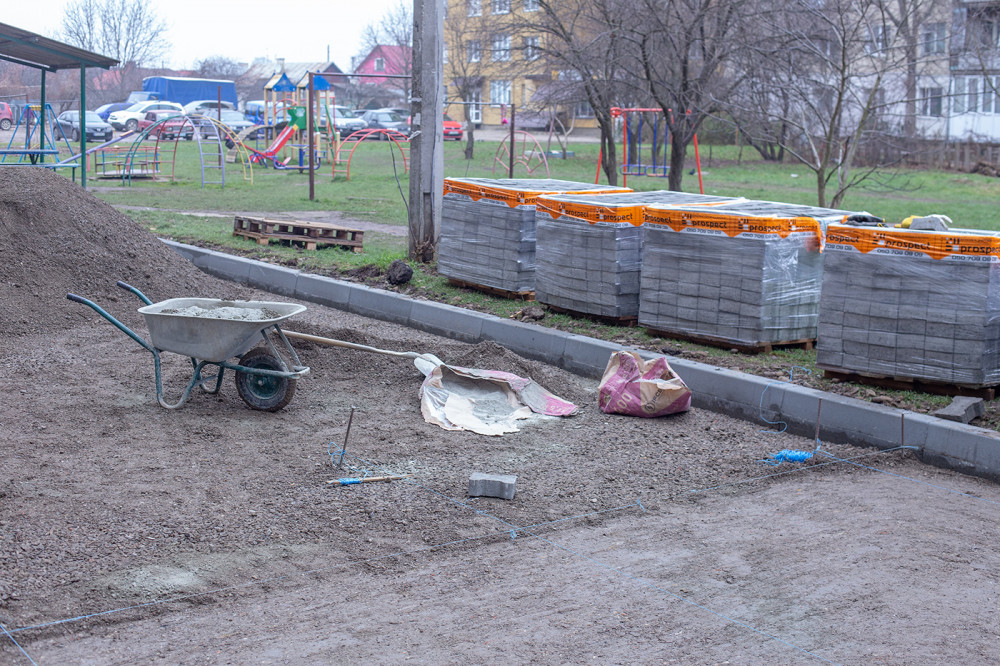 На «Позитроні» капітально ремонтують двір ФОТО