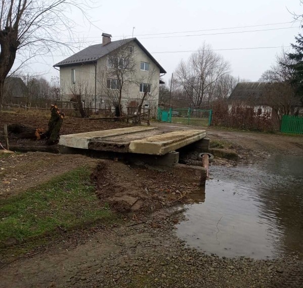 У селі Івано-Франківської ОТГ звели мостову переправу через річку ФОТО