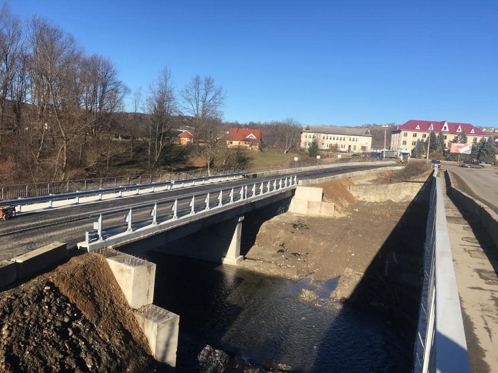 На Косівщині облаштували тимчасовий міст через річку ВІДЕО